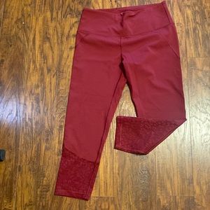 Burgundy Victoria’s Secret capri leggings 🍷♥️